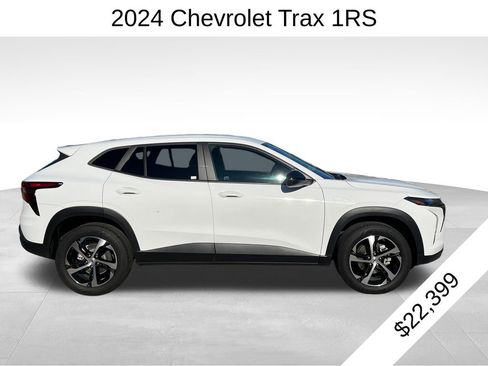 Used 2024 Chevrolet Trax RS w/ Driver Confidence Package image 2