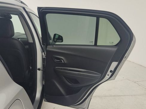 Used 2019 Chevrolet Trax LT w/ LT Convenience Package FWD image 27
