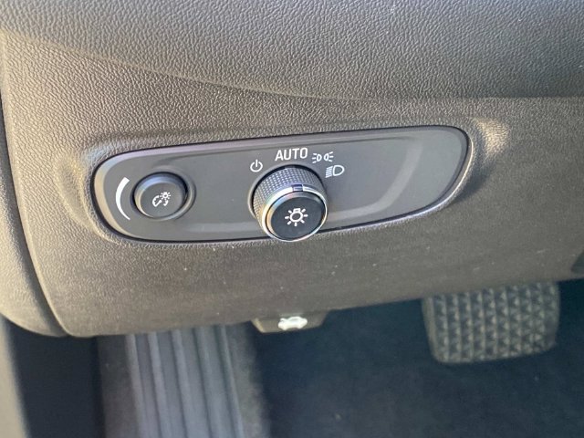 Used 2022 Chevrolet Equinox RS w/ Infotainment Package FWD image 16