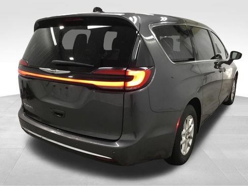 Used 2023 Chrysler Pacifica Touring-L FWD image 14