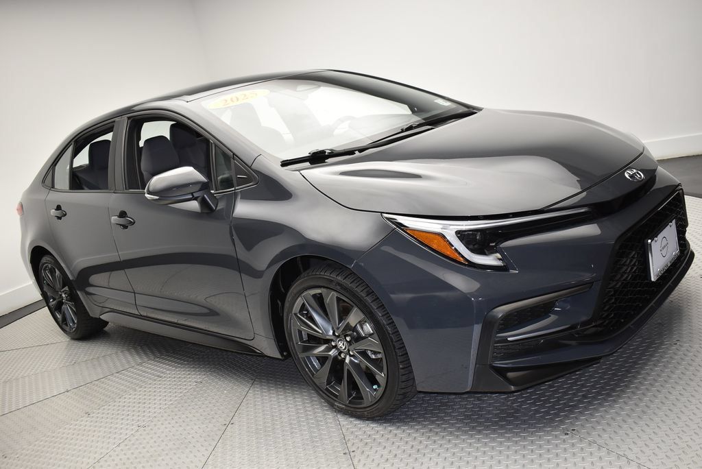 Used 2025 Toyota Corolla SE FWD image 3