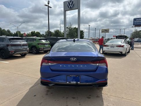 Used 2022 Hyundai Elantra SEL w/ Convenience + Premium Package FWD image 6