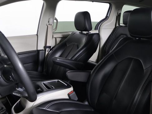 Used 2023 Chrysler Pacifica Touring-L image 26