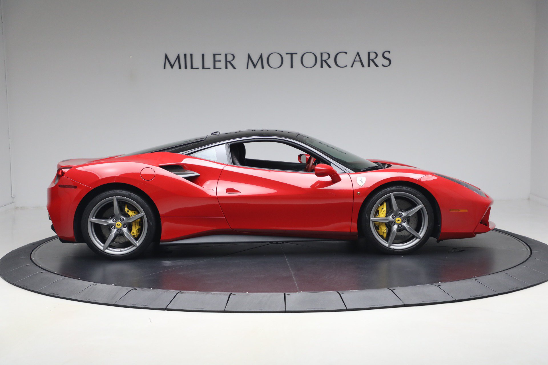 Certified 2018 Ferrari 488 GTB RWD image 9
