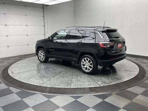 Used 2023 Jeep Compass Latitude AWD/4WD image 2
