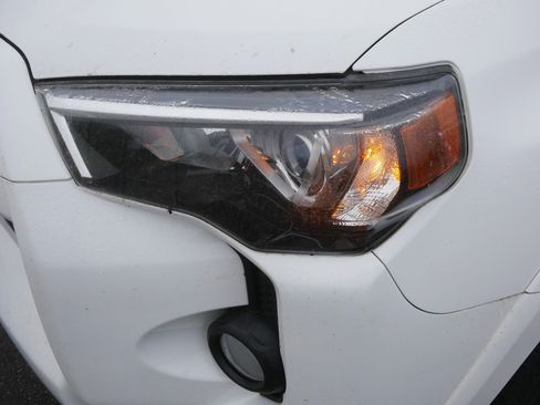 Used 2017 Toyota 4Runner SR5 Premium RWD image 15