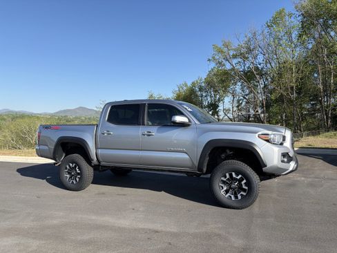 Used 2022 Toyota Tacoma TRD Off-Road AWD/4WD image 7
