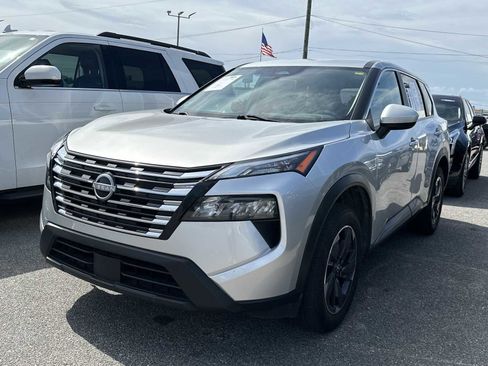 Used 2024 Nissan Rogue SV image 4