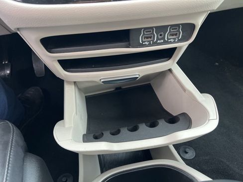 Used 2023 Chrysler Pacifica Touring-L image 22