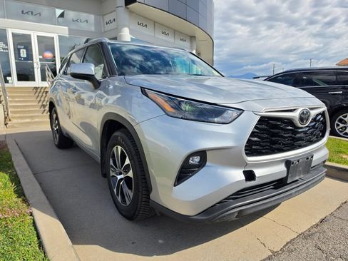 Used 2022 Toyota Highlander XLE AWD/4WD image 3