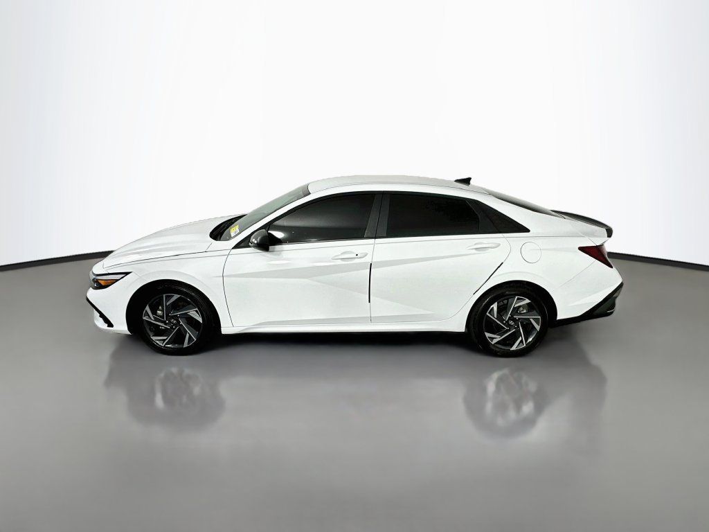 Used 2025 Hyundai Elantra Sport FWD image 4
