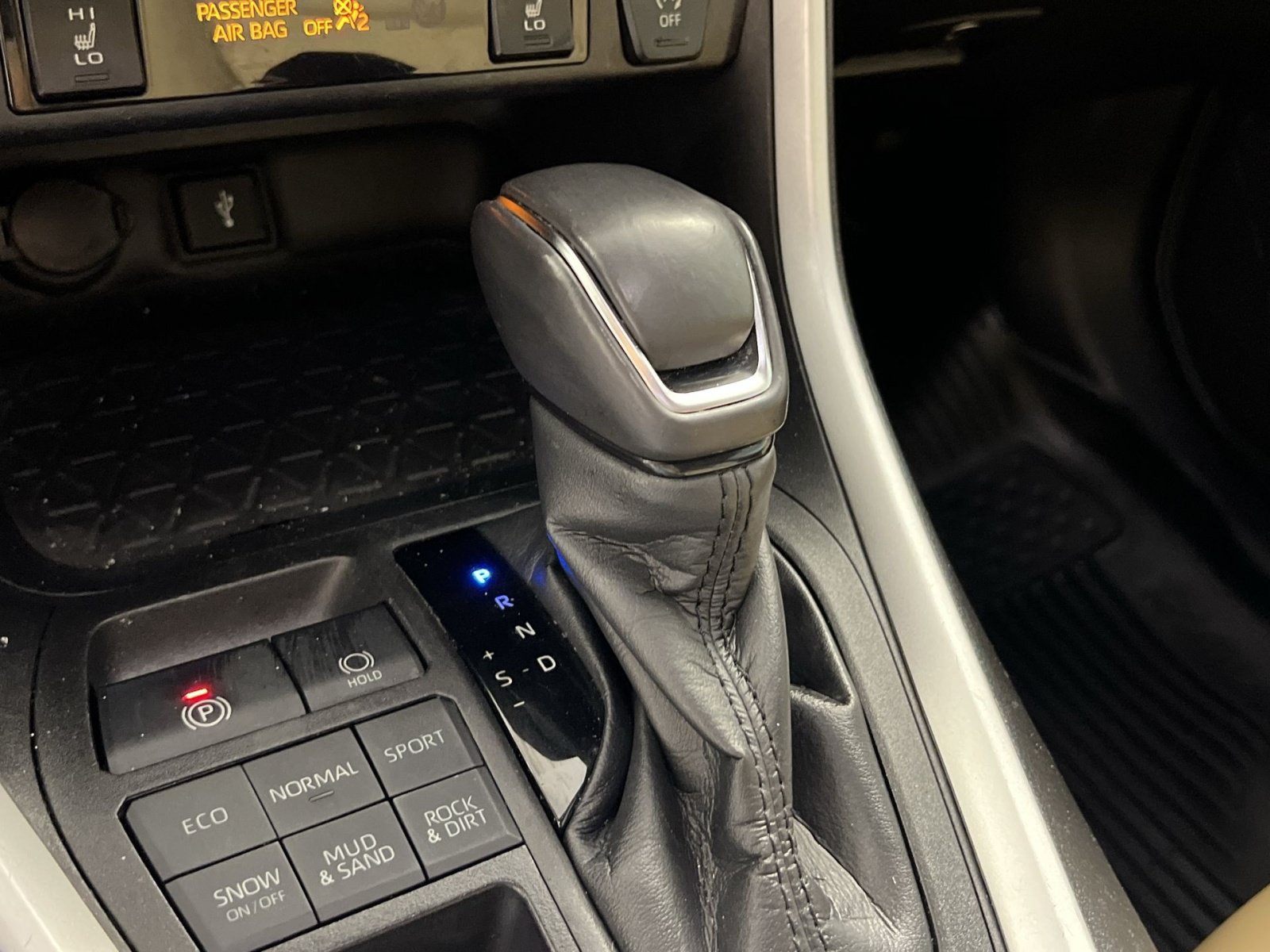 Used 2022 Toyota RAV4 XLE Premium AWD/4WD image 22
