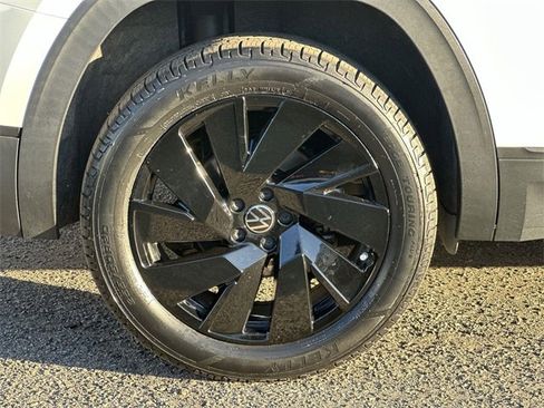 Used 2024 Volkswagen Atlas SE image 31