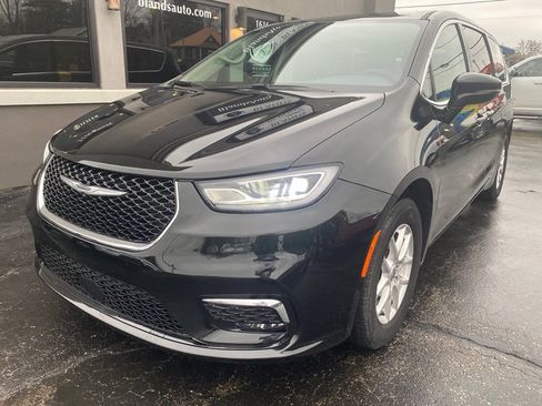 Used 2024 Chrysler Pacifica Touring-L FWD image 2