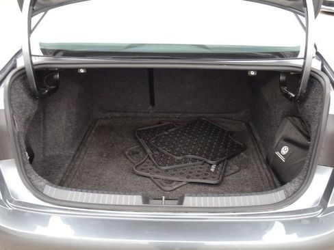 Used 2022 Volkswagen Jetta SE image 8