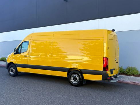 Used 2021 Mercedes-Benz Sprinter 2500 image 4