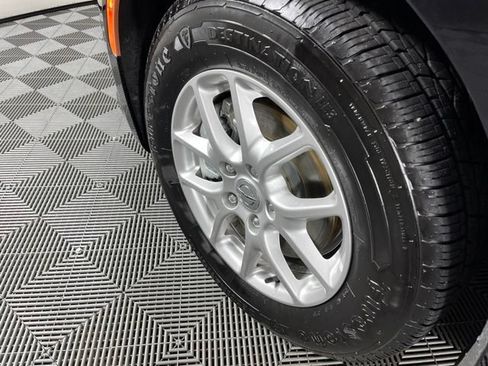 Used 2024 Chrysler Pacifica Touring-L FWD image 11