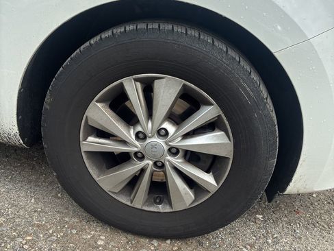 Used 2017 Kia Sedona L FWD image 14