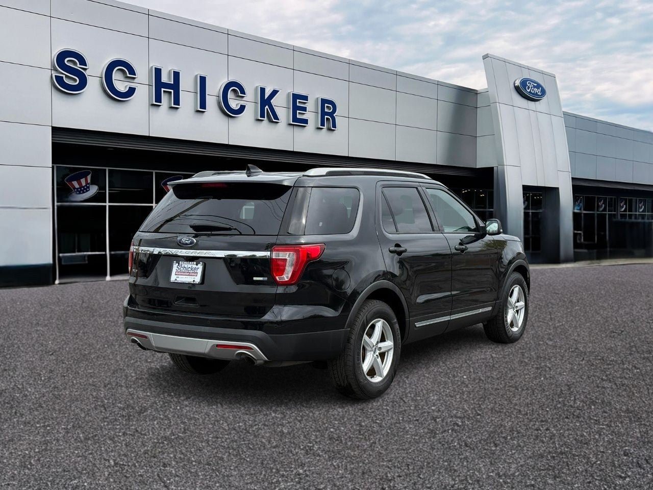 Used 2016 Ford Explorer XLT w/ Equipment Group 202A AWD/4WD image 2