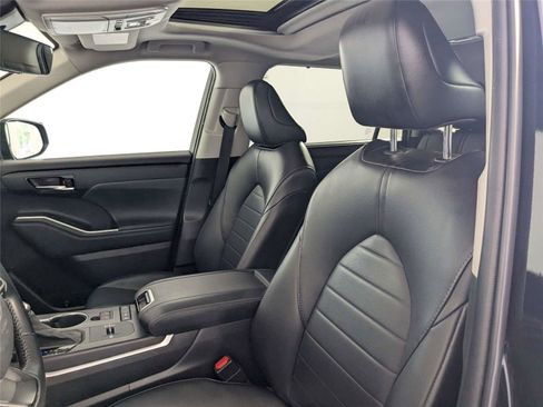 Used 2022 Toyota Highlander XLE FWD image 14