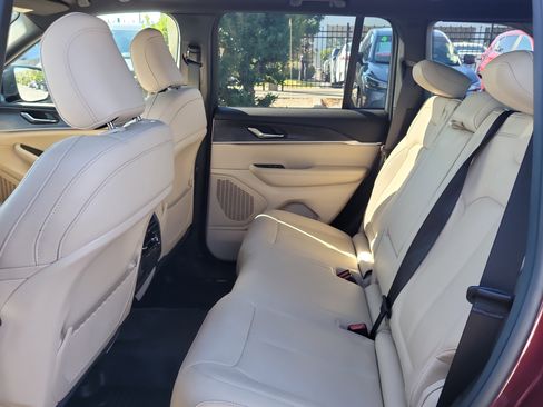 Used 2024 Jeep Grand Cherokee Limited image 13