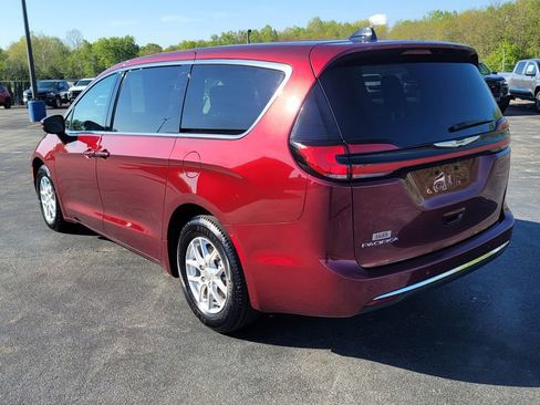 Used 2023 Chrysler Pacifica Touring-L FWD image 9
