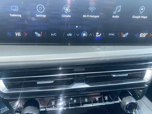 Used 2025 Chevrolet Traverse LT image 22