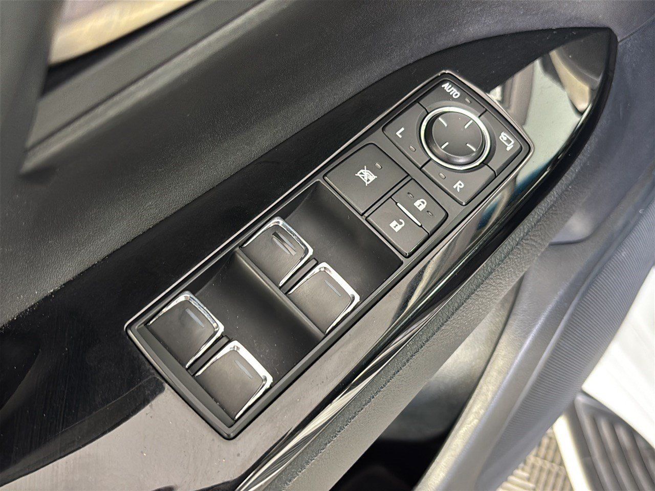 Used 2018 Lexus LX 570 4WD w/ Luxury Package image 15
