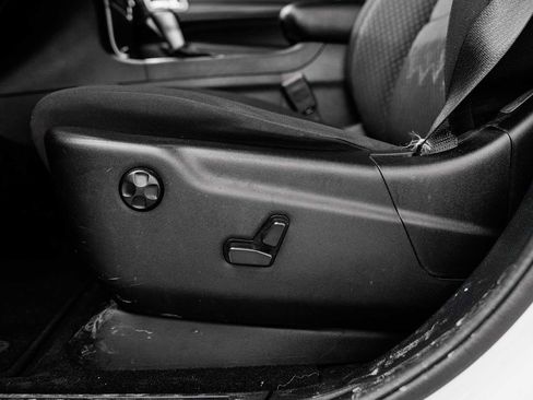 Used 2021 Jeep Grand Cherokee Laredo image 19