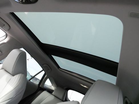 Used 2024 Toyota Venza Limited image 34