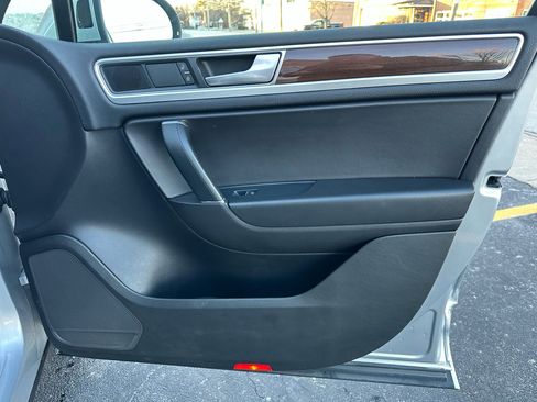 Used 2016 Volkswagen Touareg Sport image 48