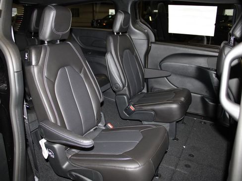 New 2026 Chrysler Voyager LX image 28