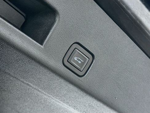 Used 2025 Chevrolet Traverse LT AWD/4WD image 32