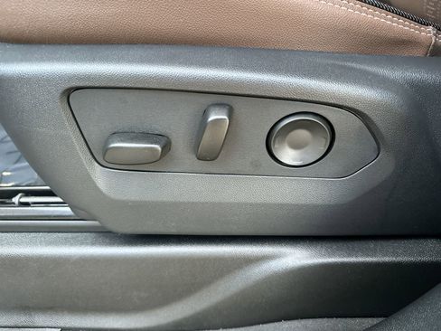 Used 2025 Chevrolet Suburban High Country image 12