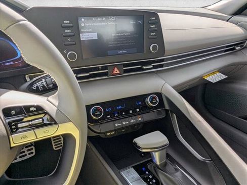 Used 2025 Hyundai Elantra Sport image 13