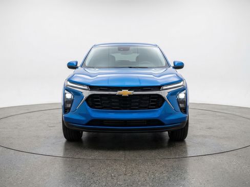 Used 2025 Chevrolet Blazer LT FWD image 2