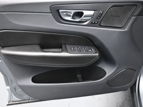 Used 2019 Volvo XC60 T6 Momentum w/ Multimedia Package image 9