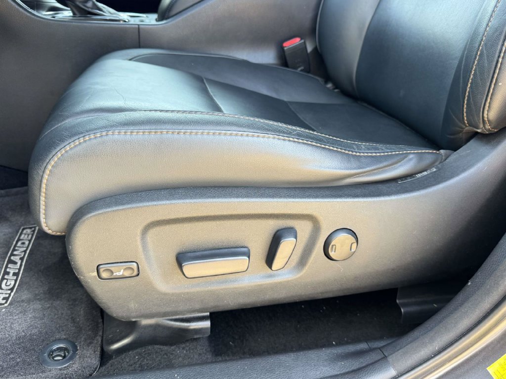 Used 2014 Toyota Highlander XLE AWD/4WD image 18