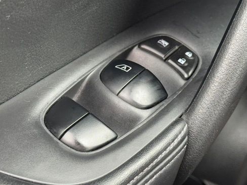 Used 2018 Nissan Rogue SV image 22