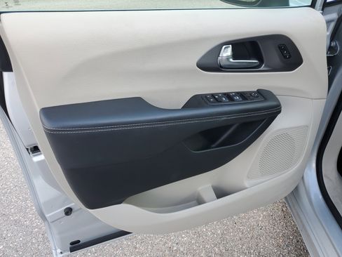 Used 2023 Chrysler Pacifica Touring-L image 21