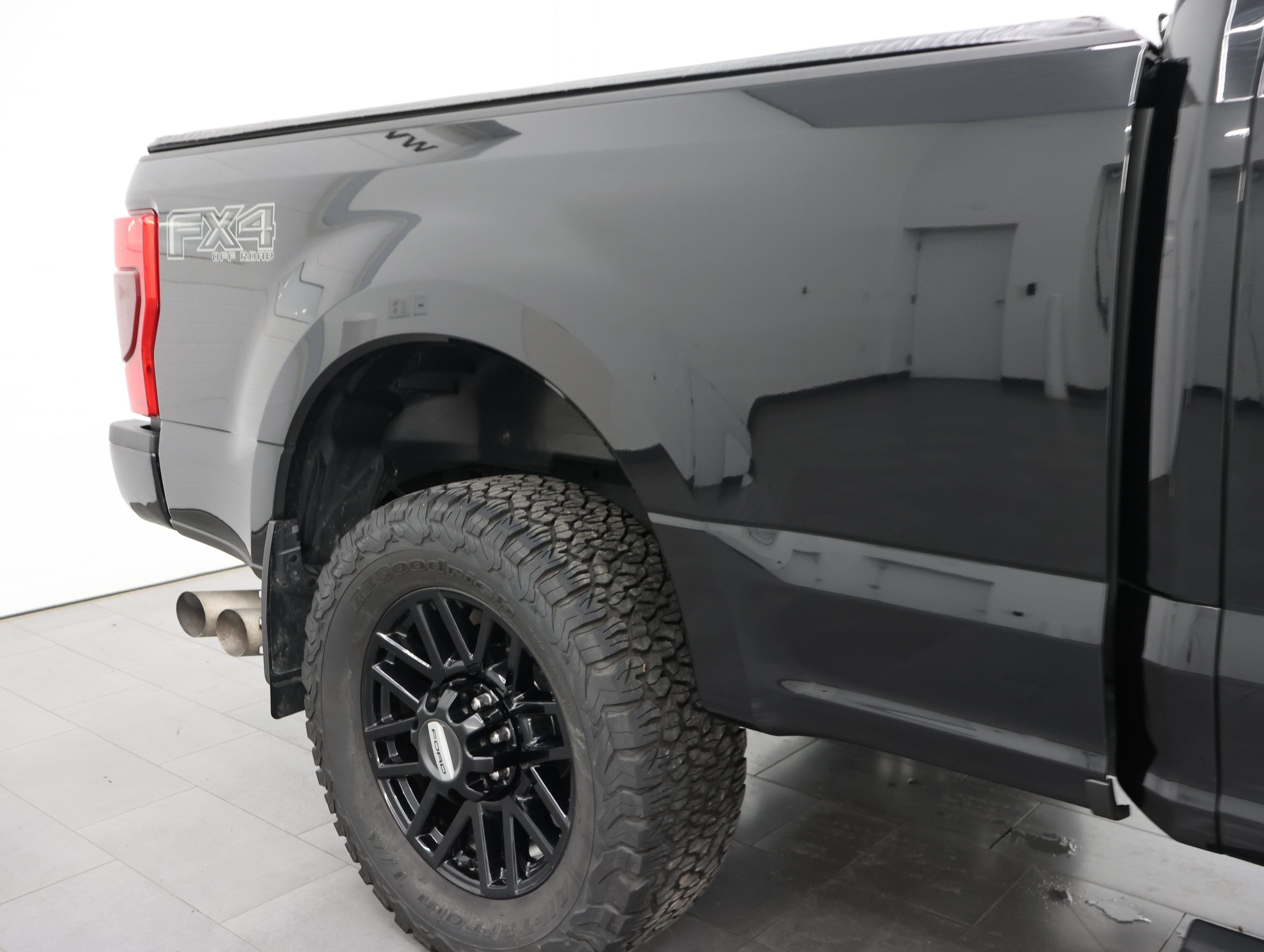 Used 2022 Ford F250 Lariat w/ Black Appearance Package AWD/4WD image 25