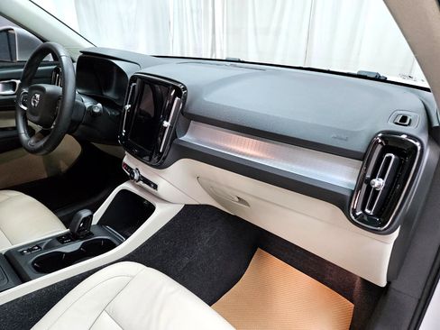 Used 2022 Volvo XC40 T5 Momentum image 18