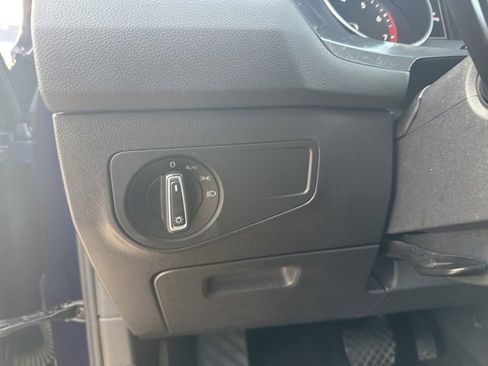 Used 2021 Volkswagen Tiguan SE image 12