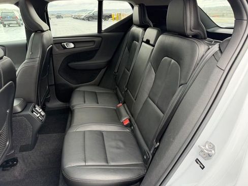 Used 2020 Volvo XC40 T5 Momentum image 11