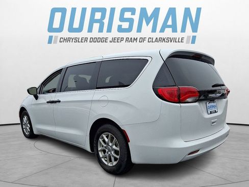Used 2023 Chrysler Voyager LX image 4