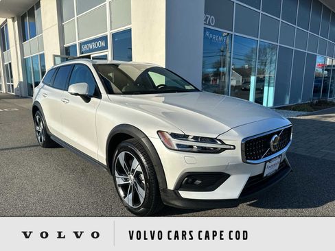 Used 2025 Volvo V60 B5 Cross Country Plus image 1