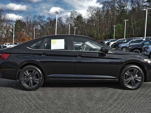 Used 2024 Volkswagen Jetta SE image 6