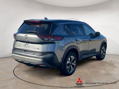 Used 2022 Nissan Rogue SV image 3