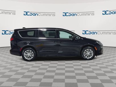 New 2027 Chrysler Pacifica Select w/ Family Tech Group