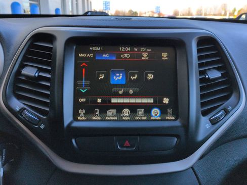 Used 2017 Jeep Cherokee Latitude w/ Cold Weather Group image 16